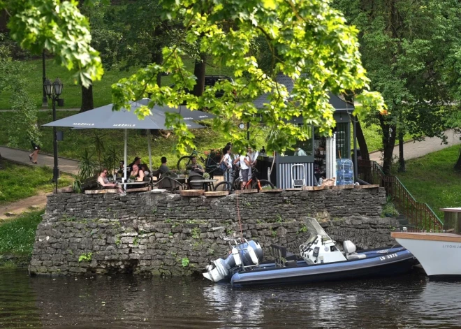 Cilvēki bauda karstumu.