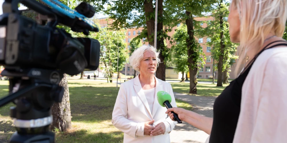 Saeimas priekšsēdētāja Daiga Mieriņa apmeklē Paula Stradiņa Klīniskās universitātes slimnīcu.