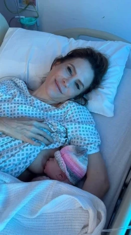 Emma Kenija ar jaundzimušo meitu Ellu-Greju.
