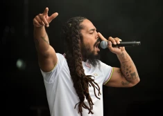 BBC pārtrauc "augsta riska" mūziķu tiešraides pēc "Bob Vylan" skandalozās uzstāšanās Glastonberijā