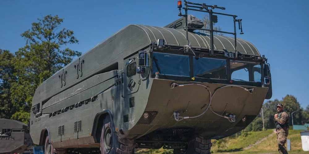 Американские амфибии M3 помогут Латвии пересекать реки с боевой техникой.