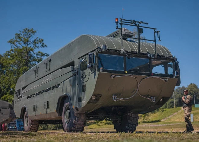 По воде на танке: в Латвии продемонстрировали возможности военных амфибий, переданных США