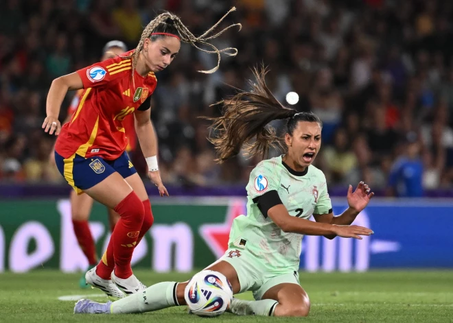 Spānijas futbolistes sāk Eiropas čempionātu ar graujošu uzvaru pār Portugāli