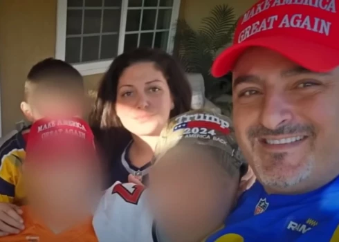 Artu Sahakjans ar sievu un bērniem pilnā Trampa fanu ekipējumā (ekrānuzņēmums no video)