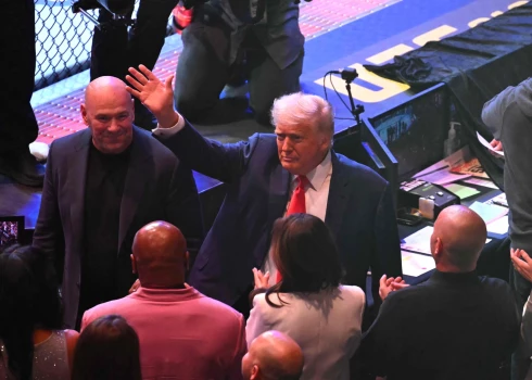 Donalds Tramps (centrā) bieži apmeklējis UFC rīkotos cīņu šovus.