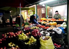 Ночной базар на Рижском Центральном рынке ждет покупателей - еженощно продукцию предлагают около 80 торговцев