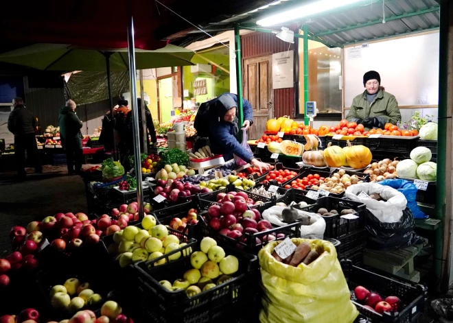 Ночной базар на Рижском Центральном рынке ждет покупателей - еженощно продукцию предлагают около 80 торговцев