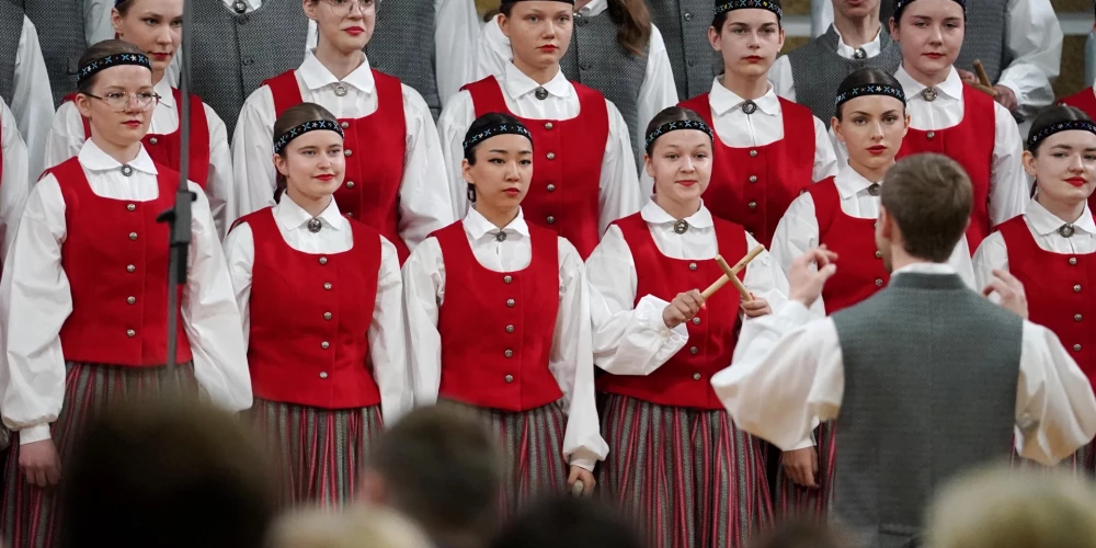 Cēsu Valsts ģimnāzijas jauktais koris "Tomēr" uzstājas XIII Latvijas Skolu jaunatnes dziesmu un deju svētku Koru konkursa finālā Latvijas Universitātes Lielajā aulā.