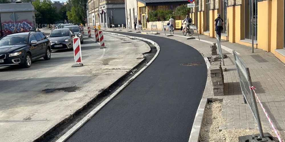 Kā Jauns.lv informē Rīgas domē, Lāčplēša ielā 76 šobrīd notiek jauna "Lidl" veikala ēkas būvniecība. Darbus veic SIA "Aimasa" un tos plānots pabeigt 2026. gadā. Projekta realizētājs veic arī Lāčplēša ielas rekonstrukciju, tajā skaitā, izbūvē jaunu veloceļu.