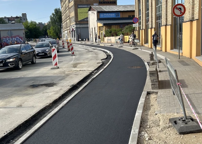 "Kopenhāgena Lāčplēša ielā!" Kamēr vieni priecājas par veloceliņu, tikmēr citi norāda: "Sastrēgumi būs visu laiku"