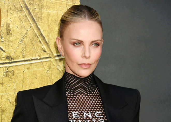 "Он боится правды": Шарлиз Терон обвинила известного режиссера в домогательствах