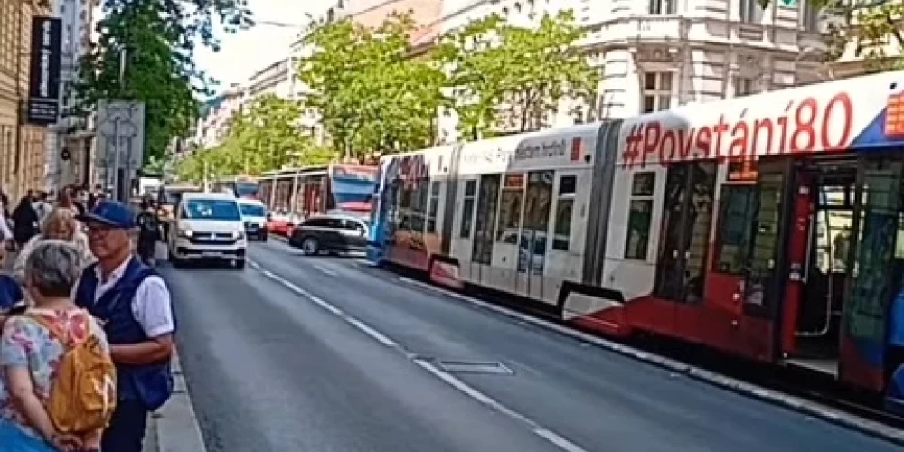 Stāvošu tramvaju rinda Prāgā (ekrānuzņēmums no video)