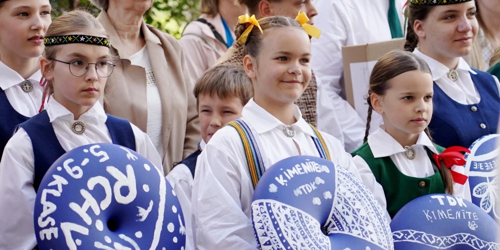 Rātslaukumā notiek pasākums, kura laikā svinīgi tiek nodotas XIII Latvijas Skolu jaunatnes dziesmu un deju svētku dalībnieku apgleznotās pērles, kas tapušas bērnu un jauniešu centros svētku ieskandināšanas projekta "Savīšanās ceļš" laikā.