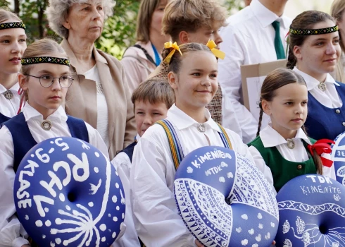 Rātslaukumā notiek pasākums, kura laikā svinīgi tiek nodotas XIII Latvijas Skolu jaunatnes dziesmu un deju svētku dalībnieku apgleznotās pērles, kas tapušas bērnu un jauniešu centros svētku ieskandināšanas projekta "Savīšanās ceļš" laikā.