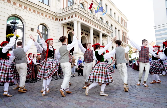 Rātslaukumā svinīgi tika nodotas dziesmu un deju svētku dalībnieku apgleznotās pērles.