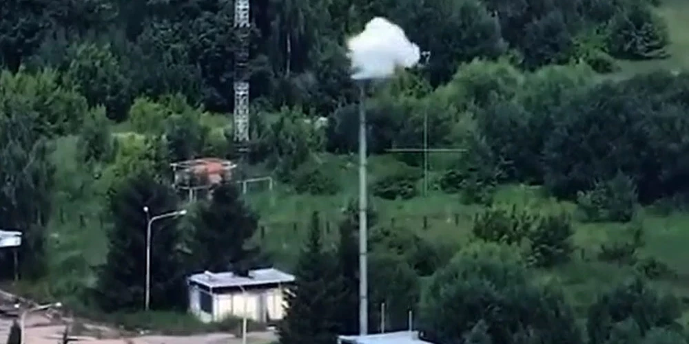 Krievijas diversijas un izlūkošanas grupa bija uzstādījusi trikoloru netālu no "Gremjač" robežkontroles punkta, bet Ukrainas aizstāvji to likvidēja.