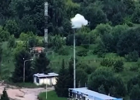 Krievijas diversijas un izlūkošanas grupa bija uzstādījusi trikoloru netālu no "Gremjač" robežkontroles punkta, bet Ukrainas aizstāvji to likvidēja.