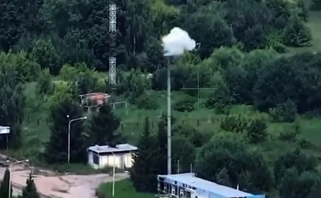 Krievijas diversijas un izlūkošanas grupa bija uzstādījusi trikoloru netālu no "Gremjač" robežkontroles punkta, bet Ukrainas aizstāvji to likvidēja.