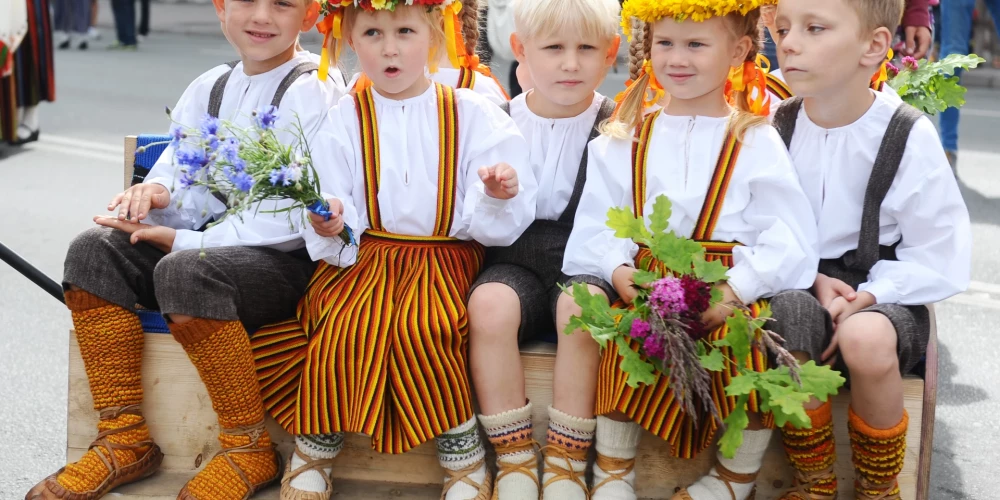 XI Latvijas skolu jaunatnes dziesmu un deju svētku dalībnieku gājiens, kurš oficiāli tika atcelts.