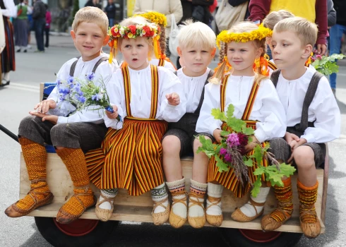 XI Latvijas skolu jaunatnes dziesmu un deju svētku dalībnieku gājiens, kurš oficiāli tika atcelts.