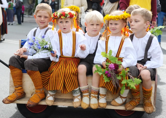 Svarīgi zināt: kā nosvinēt Skolēnu dziesmu svētkus droši