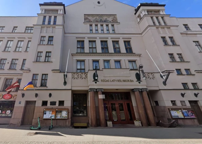 Здание Рижского латышского общества разрушается, но деньги на ремонт государство выделять не спешит