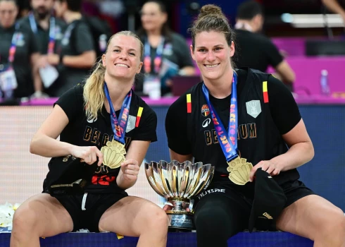 Žulī Vanlū (no kreisās), smaidot par iegūto Eiropas čempiones godu, nenojauta, kas sekos tālāk.