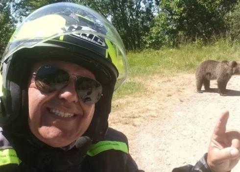 Laimīgais itāļu tūrists nenojauš, ka šī pārgalvīgā rīcība maksās dzīvību gan viņam pašam, gan lācenei, bet lācēns paliks bez mammas (ekrānuzņēmums no "Facebook")