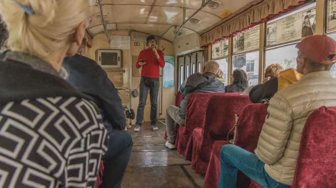 Salons gan ievērojami atšķiras no oriģinālā.