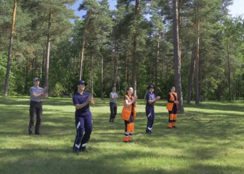 Operatīvie dienesti ar īpašo ūdens deju aicina svētku dalībniekus rūpēties par savu veselību. 
