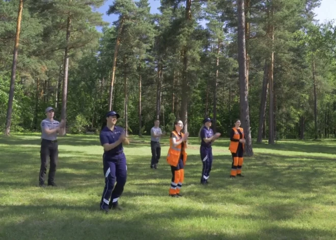 Operatīvie dienesti ar īpašo ūdens deju aicina svētku dalībniekus rūpēties par savu veselību