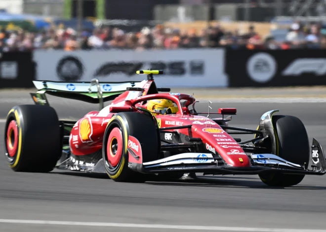Hamiltons un Noriss ātrākie Lielbritānijas "Grand Prix" pirmajos treniņos