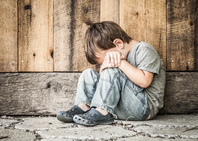 Латвийская глубинка: ребенок бессильно плачет, пока пьяная мать катается на машине, а отец спит