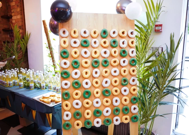 В центре Риги открылся pop-up магазин, посвященный фильму "Поток".