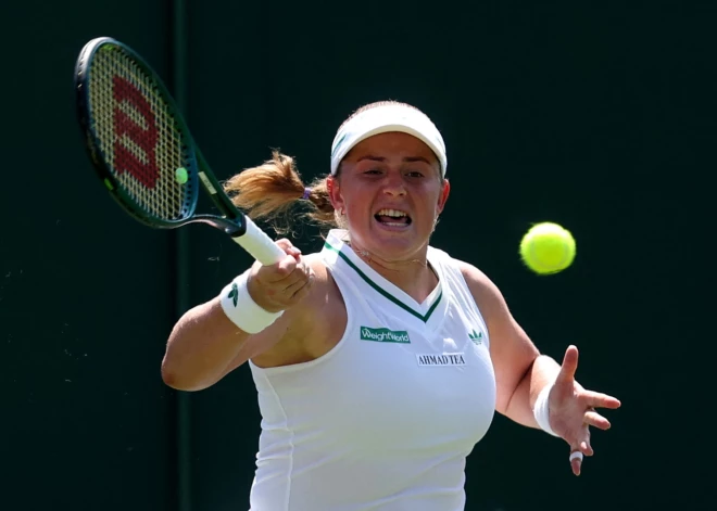 Ostapenko uzvara Vimbldonas tenisa čempionāta dubultspēļu sacensību otrajā kārtā