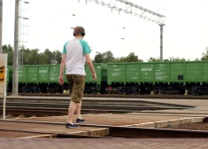 Переходил железнодорожные пути в наушниках: стали известны подробности трагического ЧП в Иманте
