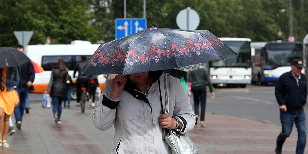Daudzviet Latvijā gaidāms lietus, bet vietām arī pērkona negaiss.