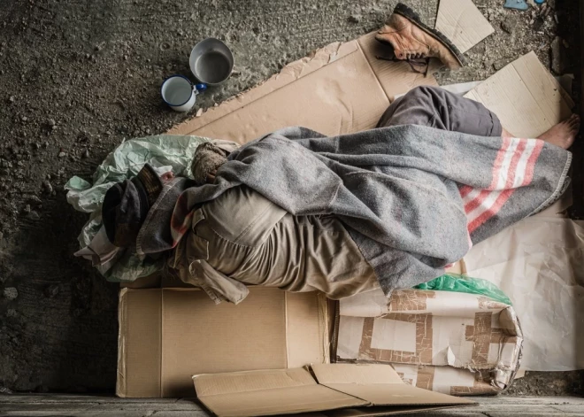 Какие люди становятся бомжами и почему? Европа пересчитает рижских бездомных
