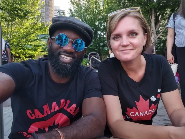 Līva ar vīru kanādieti Kvesi.