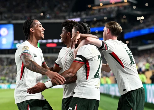 "Chelsea" futbolisti priecājas par gūtajiem vārtiem.