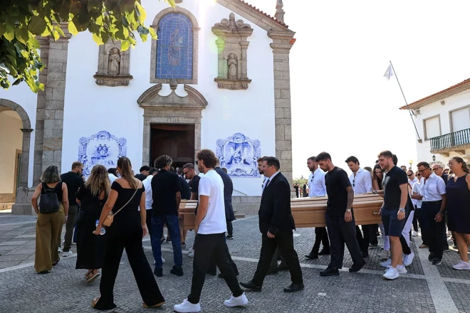 Bēres norisinās futbolistu dzimtajā pilsētā Portugālē, kur sērot ieradās cilvēki no visas pasaules.
