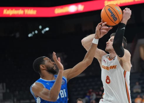 Latvijas basketbola uzbrucējs Roberts Blumbergs turpinās spēlēt vienā no Eiropas spēcīgākajiem basketbola čempionātiem.