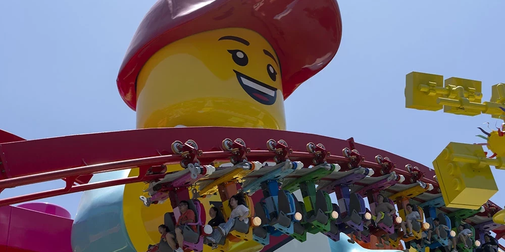 Apmeklētājus sagaida 26 metrus augsta "Lego" figūra vārdā Dada.