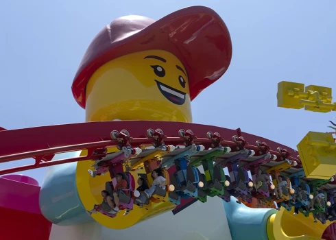 Apmeklētājus sagaida 26 metrus augsta "Lego" figūra vārdā Dada.