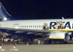 VIDEO: panika Spānijas lidostā - no "Ryanair" lidmašīnas izlec un traumas gūst vairāki pasažieri