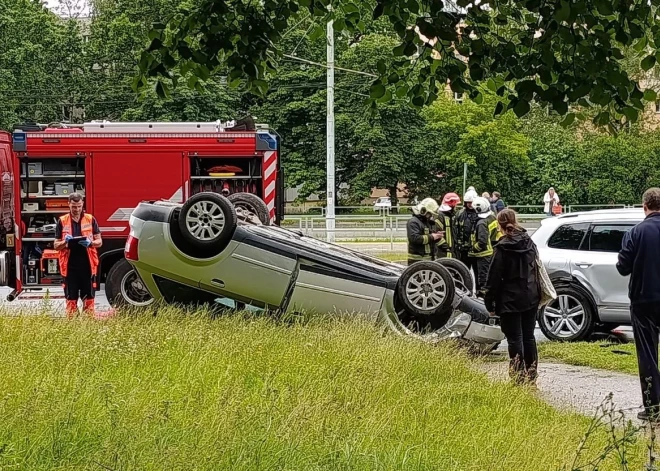 Авария возле Имантского рынка - автомобиль перевернулся на крышу