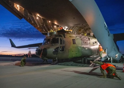"Chinook" helikopteru ierašanās Latvijā (foto: Nacionālie bruņotie spēki / X)