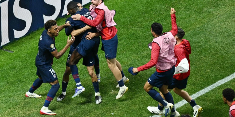 PSG spēlētāji līksmo pēc otrajiem vārtiem, kas pielika punktu "Bayern" cerībām atspēlēties