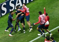 Sarkanā kartīte netraucē Parīzes "Saint-Germain" aizsūtīt mājās "Bayern" FIFA Klubu pasaules kausa ceturtdaļfinālā