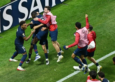 PSG spēlētāji līksmo pēc otrajiem vārtiem, kas pielika punktu "Bayern" cerībām atspēlēties